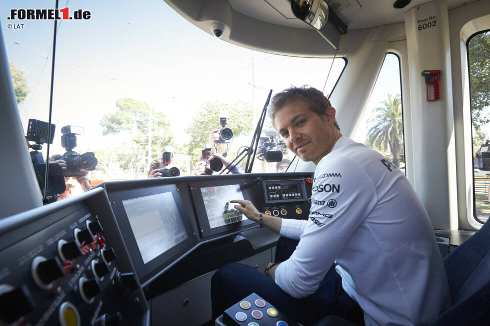 Der Sieger der Australian Open Tennis fährt montags nach dem Finale immer mit Tram und Trophäe durch Melbourne. Eine Tradition, die nun auch die Formel 1 eingeführt hat. Nico Rosberg macht sich auch am Steuer eines etwas größeren Fahrzeugs tadellos. Der Sieger der Australian Open Tennis fährt montags nach dem Finale immer mit Tram und Trophäe durch Melbourne. Eine Tradition, die nun auch die Formel 1 eingeführt hat. Nico Rosberg macht sich auch am Steuer eines etwas größeren Fahrzeugs tadellos.