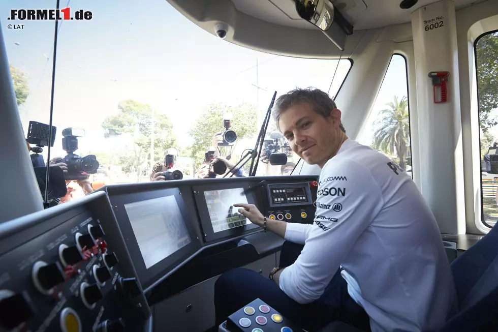 Foto zur News: Der Sieger der Australian Open Tennis fährt montags nach dem Finale immer mit Tram und Trophäe durch Melbourne. Eine Tradition, die nun auch die Formel 1 eingeführt hat. Nico Rosberg macht sich auch am Steuer eines etwas größeren Fahrzeugs tadellos.