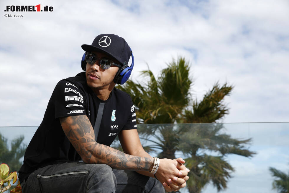 Foto zur News: Fokussiert: Weltmeister Lewis Hamilton scheint den Trennungsschmerz von Nicole Scherzinger überwunden zu haben und präsentiert sich beim Mercedes-Medientermin am St Kilda Beach relaxt und locker.