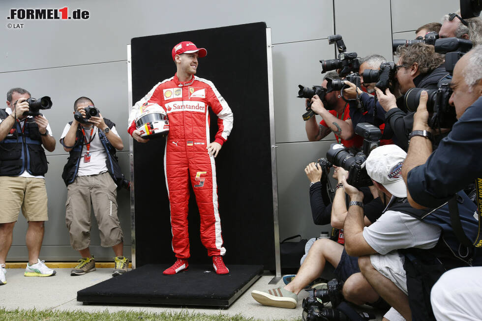 Foto zur News: Aufgeregt: Mit dem roten Ferrari-Overall geht für Sebastian Vettel ein Lebenstraum in Erfüllung. Stolz präsentiert er sich beim traditionellen Saisonauftakt-Fotoshooting.