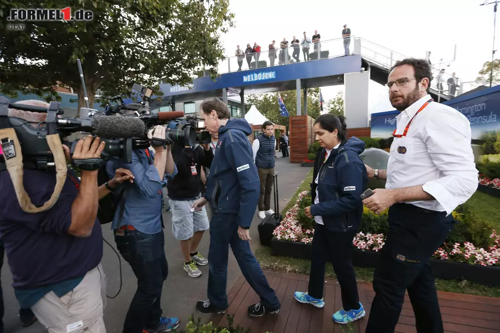 In finanzieller Schieflage auch das Sauber-Team. Monisha Kaltenborn kommt direkt aus dem Gerichtssaal an die Rennstrecke. Dass nicht die Handschellen klicken oder zumindest die Autos beschlagnahmt werden, ist auch Bernie Ecclestone zu verdanken, der sich eingeschaltet hat, um nicht noch ein Team zu verlieren. Foto zur News: In finanzieller Schieflage auch das Sauber-Team. Monisha Kaltenborn kommt direkt aus dem Gerichtssaal an die Rennstrecke. Dass nicht die Handschellen klicken oder zumindest die Autos beschlagnahmt werden, ist auch Bernie Ecclestone zu verdanken, der sich eingeschaltet hat, um nicht noch ein Team zu verlieren.