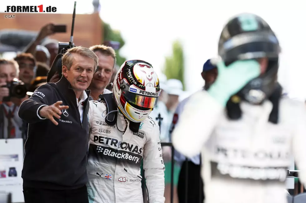 Mercedes-Vorstand Thomas Weber feiert mit Auftaktsieger Lewis Hamilton. Nico Rosberg wirkt nach Platz zwei enttäuscht. Zurecht: Er macht im Rennen keinen Stich gegen den Teamkollegen und ist meilenweit von einer Wiederholung des Vorjahressieges entfernt. Foto zur News: Mercedes-Vorstand Thomas Weber feiert mit Auftaktsieger Lewis Hamilton. Nico Rosberg wirkt nach Platz zwei enttäuscht. Zurecht: Er macht im Rennen keinen Stich gegen den Teamkollegen und ist meilenweit von einer Wiederholung des Vorjahressieges entfernt.