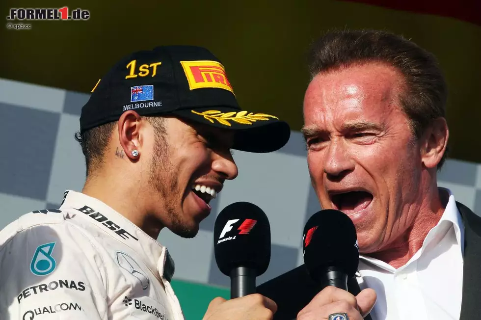 Und noch einmal Arnie, als Interviewer bei der Siegerehrung. Hamilton, völlig verblüfft, jubelt stilecht: "I'll be back!" Und wundert sich: "Ich dachte, du seist viel größer..." Foto zur News: Und noch einmal Arnie, als Interviewer bei der Siegerehrung. Hamilton, völlig verblüfft, jubelt stilecht: "I'll be back!" Und wundert sich: "Ich dachte, du seist viel größer..."