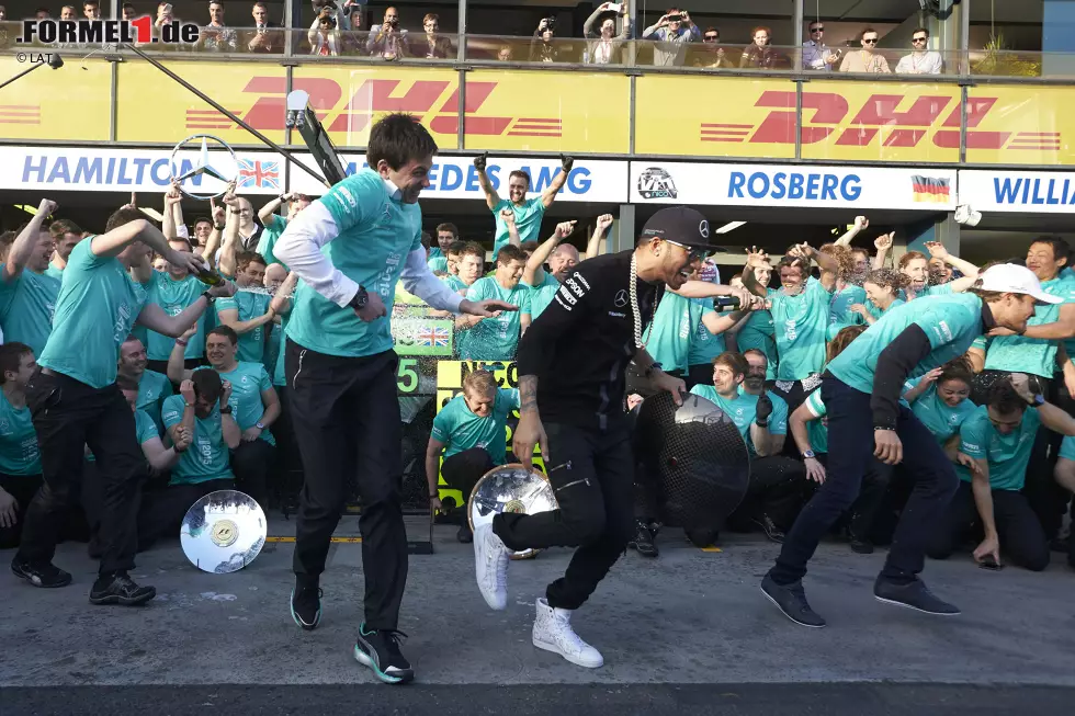 Vom Terminator zum Totonator: Hamilton feiert seinen zweiten Triumph in Melbourne nach 2008 mit dem Mercedes-Team und Boss Toto Wolff. Übrigens: Wann immer ein Team beim Auftaktrennen einen Doppelsieg gefeiert hat, wurde es am Ende auch Fahrer- und Konstrukteurs-Weltmeister. Foto zur News: Vom Terminator zum Totonator: Hamilton feiert seinen zweiten Triumph in Melbourne nach 2008 mit dem Mercedes-Team und Boss Toto Wolff. Übrigens: Wann immer ein Team beim Auftaktrennen einen Doppelsieg gefeiert hat, wurde es am Ende auch Fahrer- und Konstrukteurs-Weltmeister.