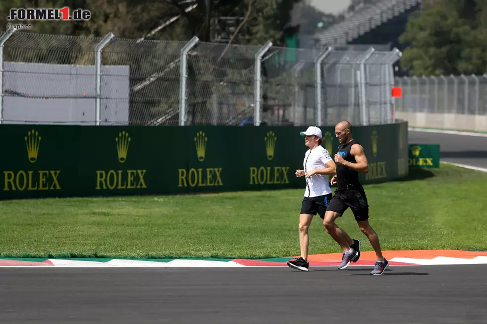 Foto zur News: &quot;Wenn man einen Sprint hinlegt, spürt man das&quot;, sagt Rosberg über die Höhenlage von Mexiko-Stadt, in der die Luft nicht nur für die Motoren, sondern auch für die Lungen der Fahrer ganz schön dünn wird. Kann also nicht schaden, mit Physio Daniel Schlösser mal eine Fitness-Inspektionsrunde im Autodromo Hermanos Rodriguez zu laufen. Zeit unbekannt.