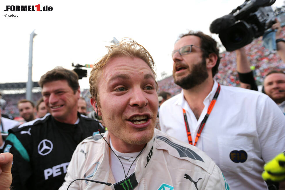 Foto zur News: Kleine Panne bei der Siegerehrung: &quot;Shit, ich habe den Helm vergessen&quot;, sagt Rosberg, als er von FIA-Inspektor Jo Bauer auf die Waage gebeten wird. Die FIA drückt ein Auge zu und wiegt den Helm separat. Kann in der Euphorie schon mal passieren, ...