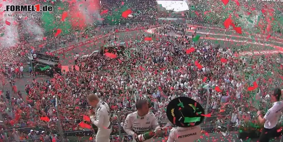 ... besonders bei dieser Kulisse: 134.850 Zuschauer feiern die Formel 1 in Mexiko wie ein Volksfest - und auch den Sieger: "Nico! Nico!" Das Podium hat Architekt Hermann Tilke nicht wie sonst bei Start und Ziel aufstellen lassen, sondern im neuen Stadion, wo früher die legendäre Peraltada-Kurve war. Und heute immer noch Baseball gespielt wird, wenn nicht gerade Formel-1-Autos fahren oder Rockstars singen. Foto zur News: ... besonders bei dieser Kulisse: 134.850 Zuschauer feiern die Formel 1 in Mexiko wie ein Volksfest - und auch den Sieger: "Nico! Nico!" Das Podium hat Architekt Hermann Tilke nicht wie sonst bei Start und Ziel aufstellen lassen, sondern im neuen Stadion, wo früher die legendäre Peraltada-Kurve war. Und heute immer noch Baseball gespielt wird, wenn nicht gerade Formel-1-Autos fahren oder Rockstars singen.