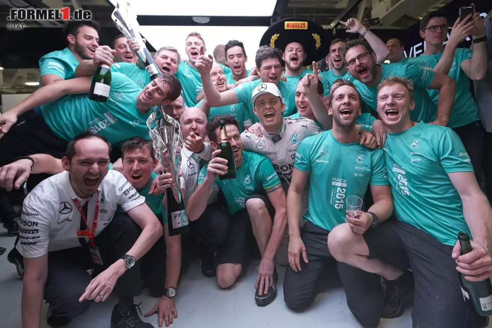 Dass Lewis Hamilton am liebsten die Teamstrategie verweigert hätte, um Rosberg auszutricksen, ist rasch vergessen. Man hat das Gefühl: Nachdem der Brite in Austin seinen dritten WM-Titel fixiert sind, freuen sich bei Mercedes alle über einen anderen Sieger - der schon Gefahr gelaufen ist, psychologisch einen Knacks zu erleiden. Foto zur News: Dass Lewis Hamilton am liebsten die Teamstrategie verweigert hätte, um Rosberg auszutricksen, ist rasch vergessen. Man hat das Gefühl: Nachdem der Brite in Austin seinen dritten WM-Titel fixiert sind, freuen sich bei Mercedes alle über einen anderen Sieger - der schon Gefahr gelaufen ist, psychologisch einen Knacks zu erleiden.