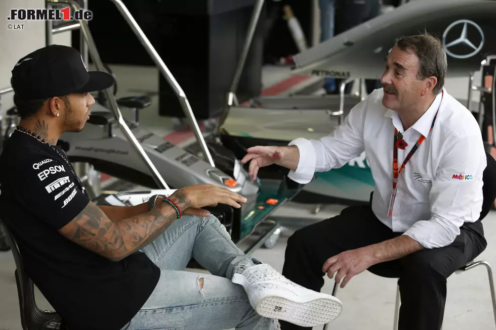 Weltmeister unter sich: Nigel Mansell, 1992 bisher letzter Sieger eines Grand Prix von Mexiko, interviewt für das britische Fernsehen den neuen Champion Hamilton. Und spricht weniger über Rad-an-Rad-Duelle auf der Strecke als vielmehr über Musik und Lifestyle. Foto zur News: Weltmeister unter sich: Nigel Mansell, 1992 bisher letzter Sieger eines Grand Prix von Mexiko, interviewt für das britische Fernsehen den neuen Champion Hamilton. Und spricht weniger über Rad-an-Rad-Duelle auf der Strecke als vielmehr über Musik und Lifestyle.