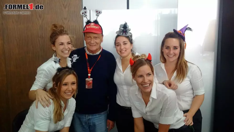Am 31. Oktober ist... richtig, Helloween! Vom Verkleidungswahn im Paddock lässt sich sogar der sonst so nüchterne Niki Lauda anstecken. Zumindest dann, wenn er von den Mercedes-Mädels freundlich drum gebeten wird. Foto zur News: Am 31. Oktober ist... richtig, Helloween! Vom Verkleidungswahn im Paddock lässt sich sogar der sonst so nüchterne Niki Lauda anstecken. Zumindest dann, wenn er von den Mercedes-Mädels freundlich drum gebeten wird.