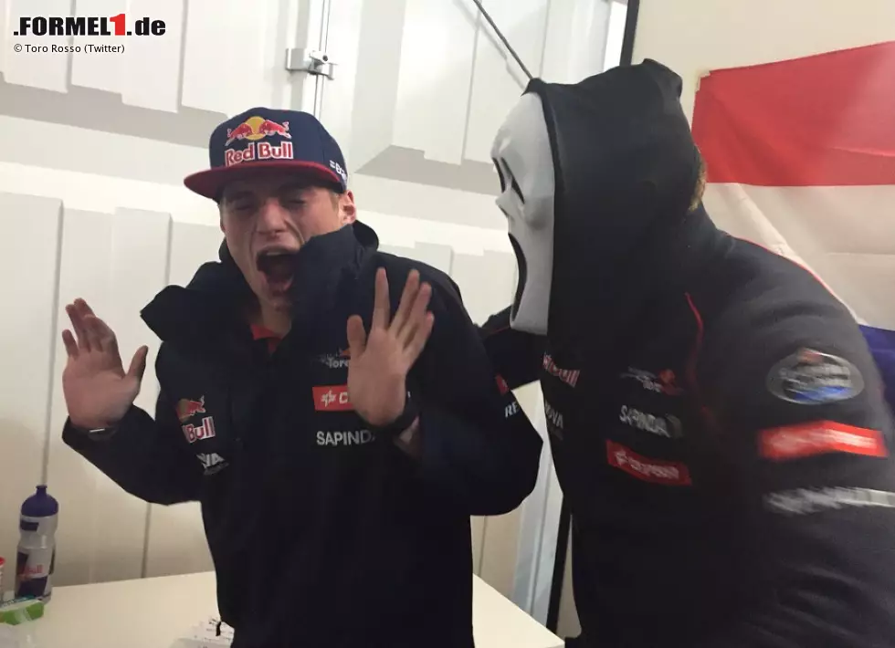 Indes treibt bei Toro Rosso ein Helloween-Monster sein Unwesen, das nicht nur das Buffet plündert, sondern auch Max Verstappen in Angst und Schrecken versetzt. Mit zarten 18 darf man noch Angst haben. "Scream" lässt grüßen. Foto zur News: Indes treibt bei Toro Rosso ein Helloween-Monster sein Unwesen, das nicht nur das Buffet plündert, sondern auch Max Verstappen in Angst und Schrecken versetzt. Mit zarten 18 darf man noch Angst haben. "Scream" lässt grüßen.