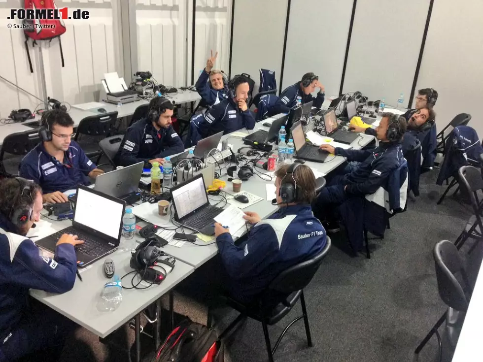 Suchbild beim Sauber-Briefing: Wo sind die Herren Ericsson und Nasr? Kleiner Tipp: Es gibt auf dem Foto genau zwei Personen, die nicht in ihren Monitor vertieft sind... Foto zur News: Suchbild beim Sauber-Briefing: Wo sind die Herren Ericsson und Nasr? Kleiner Tipp: Es gibt auf dem Foto genau zwei Personen, die nicht in ihren Monitor vertieft sind...