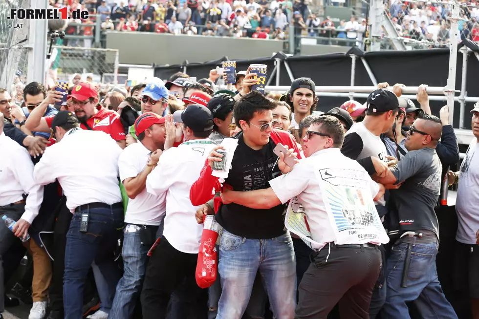 Mexiko außer Rand und Band: Die Security hat alle Mühe, die Fans im Zaum zu halten - und kapituliert spätestens bei der Siegerehrung. Was der Gänsehautstimmung keinen Abbruch tut. Foto zur News: Mexiko außer Rand und Band: Die Security hat alle Mühe, die Fans im Zaum zu halten - und kapituliert spätestens bei der Siegerehrung. Was der Gänsehautstimmung keinen Abbruch tut.