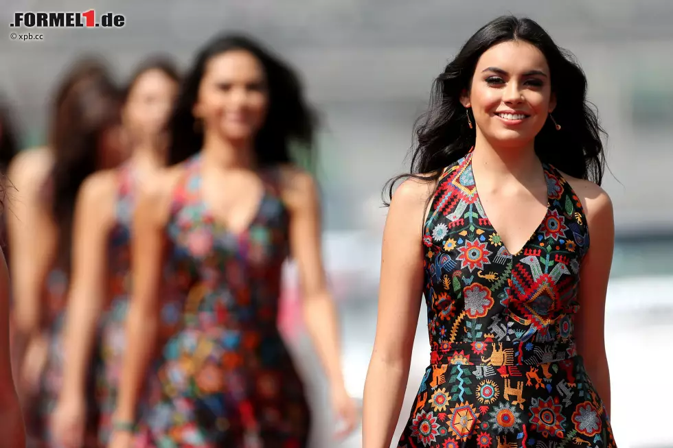 Die schönsten Bilder aus Mexiko? Wenn Sie uns Fragen: die Gridgirls! Auch wenn eine der hübschen Damen wenige Minuten vor dem Start in Ohnmacht fällt. Ob wegen der Hitze oder wegen des unwiderstehlichen Charmes von Senor Perez, entzieht sich unserer Kenntnis. Foto zur News: Die schönsten Bilder aus Mexiko? Wenn Sie uns Fragen: die Gridgirls! Auch wenn eine der hübschen Damen wenige Minuten vor dem Start in Ohnmacht fällt. Ob wegen der Hitze oder wegen des unwiderstehlichen Charmes von Senor Perez, entzieht sich unserer Kenntnis.