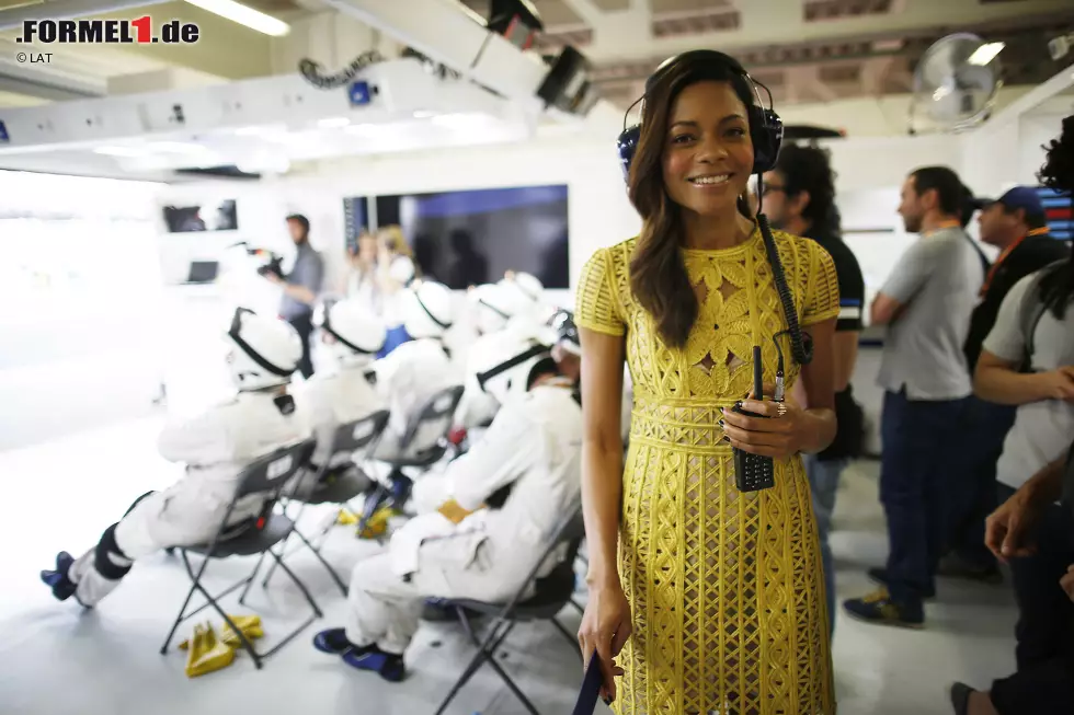 Naomie Harris, eine britische Schauspielerin jamaikanischer Abstammung, ist eine weitere Augenweide beim Grand Prix von Mexiko. Böse Zungen unken wegen der Ähnlichkeit zu Nicole Scherzinger: Beuteschema Hamilton. Uns ist aber nichts von Annäherungsversuchen bekannt. Woher Sie die 39-Jährige kennen? Vermutlich als Eve Moneypenny aus dem James-Bond-Film "Skyfall". Foto zur News: Naomie Harris, eine britische Schauspielerin jamaikanischer Abstammung, ist eine weitere Augenweide beim Grand Prix von Mexiko. Böse Zungen unken wegen der Ähnlichkeit zu Nicole Scherzinger: Beuteschema Hamilton. Uns ist aber nichts von Annäherungsversuchen bekannt. Woher Sie die 39-Jährige kennen? Vermutlich als Eve Moneypenny aus dem James-Bond-Film "Skyfall".