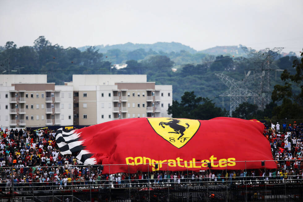 Foto zur News: Manche Dinge ändern sich in Interlagos nie. Zum Beispiel, dass auf Höhe der ersten Zwischenzeit eine riesengroße Ferrari-Flagge ausgerollt wird. Und das, obwohl Rubens Barrichello und Felipe Massa längst nicht mehr Ferrari fahren.