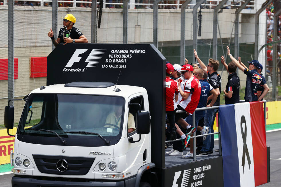 Foto zur News: Der darf sogar bei der Fahrerparade mit auf den Truck, ist inzwischen bester Kumpel von Daniel Ricciardo &amp; Co. Einige Fans stört aber etwas ganz anderes: Während die Formel 1 mit Tricolore und Black Ribbon den Terroropfern von Paris gedenkt, lässt sich Weltmeister Hamilton feiern, als wäre nichts gewesen. Das kommt nicht bei allen gut an.