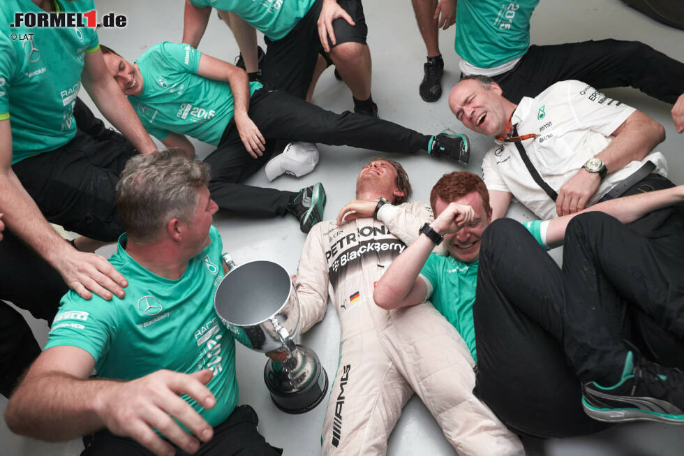 Foto zur News: Brasilien 2015 ist (genau wie 2014) das Wochenende des Nico Rosberg - und große Siege dürfen groß gefeiert werden. Dass dabei schon mal was schiefgehen kann, fällt in die Kategorie Kollateralschaden. Denn Rosberg steht ein Rennen vor Schluss bereits als WM-Zweiter fest. Damit hat Mercedes auch das allerletzte Saisonziel erreicht.