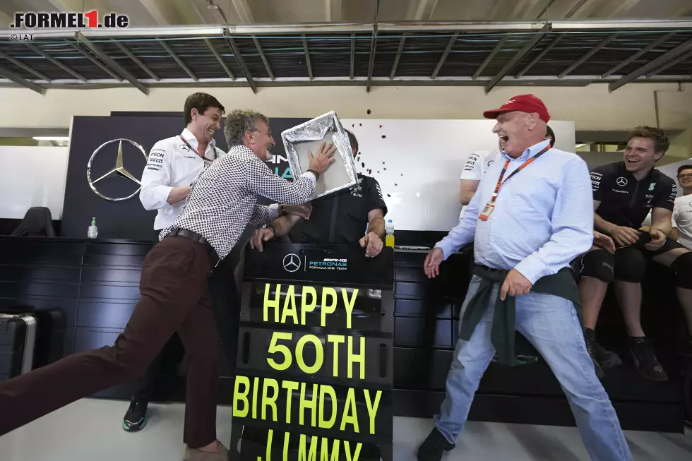 Foto zur News: ... weil er am Samstag seinen 50. Geburtstag feiert. Unter den Gratulanten: natürlich die Chefs Toto Wolff und Niki Lauda - und Eddie Jordan, der mindestens genauso lustig ist wie Waddell und ihm die Geburtstagstorte daher auf eher unkonventionelle Weise &quot;überreicht&quot;.