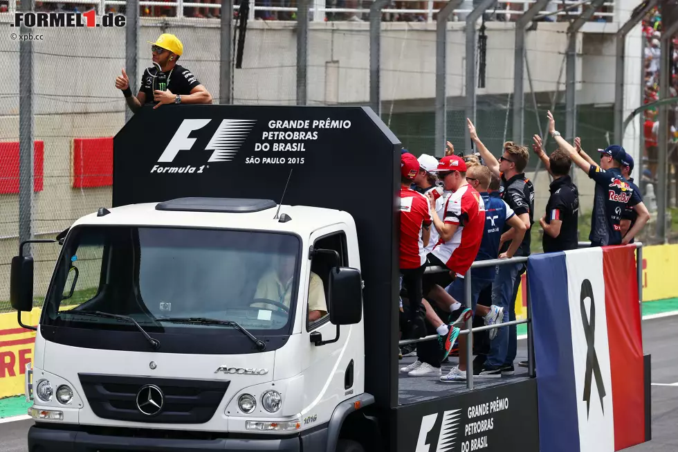 Der darf sogar bei der Fahrerparade mit auf den Truck, ist inzwischen bester Kumpel von Daniel Ricciardo & Co. Einige Fans stört aber etwas ganz anderes: Während die Formel 1 mit Tricolore und Black Ribbon den Terroropfern von Paris gedenkt, lässt sich Weltmeister Hamilton feiern, als wäre nichts gewesen. Das kommt nicht bei allen gut an. Foto zur News: Der darf sogar bei der Fahrerparade mit auf den Truck, ist inzwischen bester Kumpel von Daniel Ricciardo & Co. Einige Fans stört aber etwas ganz anderes: Während die Formel 1 mit Tricolore und Black Ribbon den Terroropfern von Paris gedenkt, lässt sich Weltmeister Hamilton feiern, als wäre nichts gewesen. Das kommt nicht bei allen gut an.