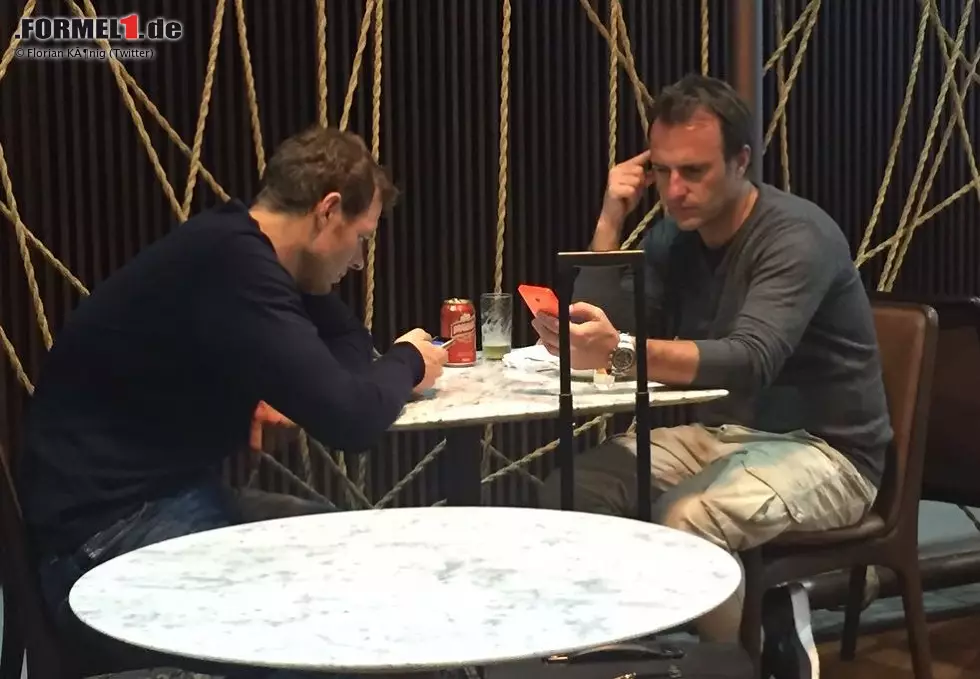 Auch andere Ehen haben schon mal bessere Zeiten erlebt. Die ORF-Kommentatoren Alexander Wurz und Ernst Hausleitner, am Flughafen ertappt von RTL-Kollege Florian König, haben sich offensichtlich nicht viel zu sagen und stecken die Nasen in ihre Smartphones. Übrigens: Das Angebot, Teamchef bei Manor-Marussia zu werden, hat Wurz bereits abgelehnt. Auch wenn das an den britischen Medien offensichtlich vorbeigegangen ist. Foto zur News: Auch andere Ehen haben schon mal bessere Zeiten erlebt. Die ORF-Kommentatoren Alexander Wurz und Ernst Hausleitner, am Flughafen ertappt von RTL-Kollege Florian König, haben sich offensichtlich nicht viel zu sagen und stecken die Nasen in ihre Smartphones. Übrigens: Das Angebot, Teamchef bei Manor-Marussia zu werden, hat Wurz bereits abgelehnt. Auch wenn das an den britischen Medien offensichtlich vorbeigegangen ist.
