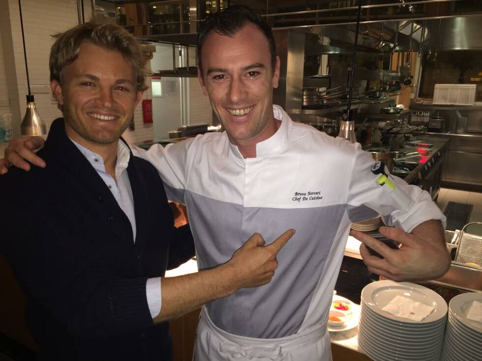Foto zur News: Kann das ein gutes Omen sein? Nico Rosberg lässt sich am Mittwochabend in Schanghai von einem &quot;Mister Ferrari&quot; bekochen. &quot;Ich frage mich, was mir der ins Essen getan hat&quot;, twittert er.