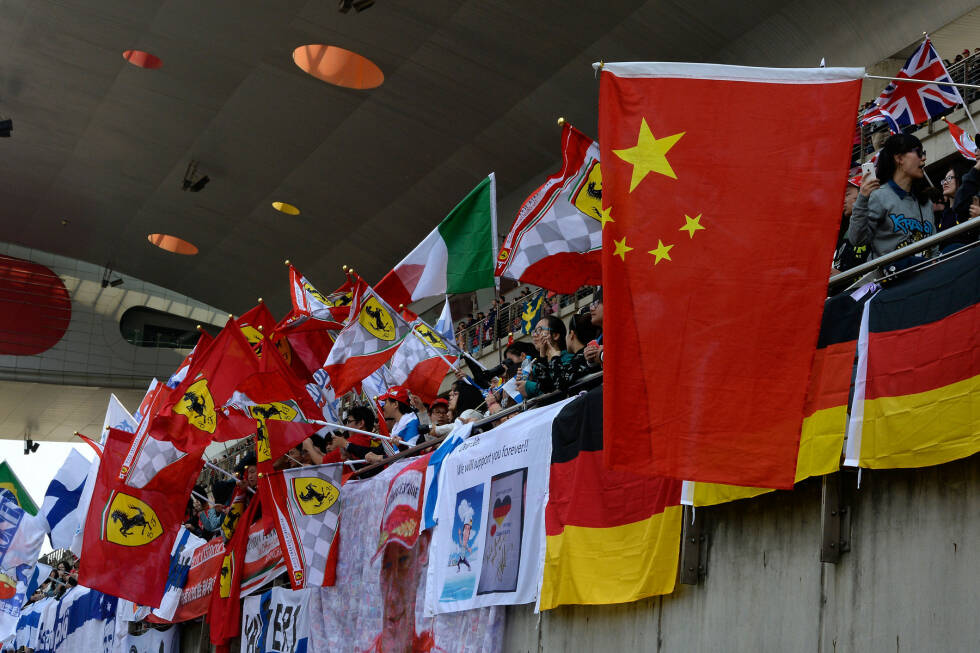 Foto zur News: Elf Jahre nach der Formel-1-Premiere entsteht in China so etwas wie eine Fankultur. Kaum woanders werden so viele Fahnen geschwenkt wie in Schanghai. Und die meisten Fans hat - wie fast überall auf der Welt - Ferrari.
