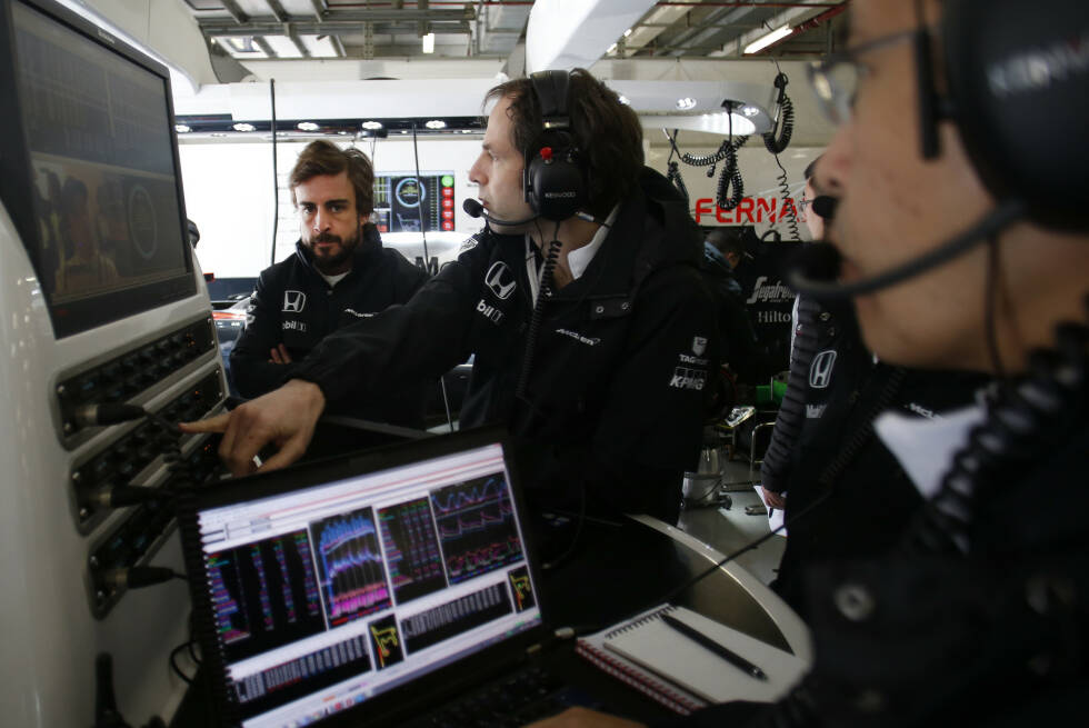Foto zur News: Nach technischem Defekt im Freien Training hat Fernando Alonso wieder mal Zeit, sich eine Session mit den Ingenieuren anzuschauen. Trotzdem beteuert er: &quot;Ich werde meine Karriere bei McLaren beenden.&quot; Nur: Das hat er vor Jahren auch über Ferrari gesagt...