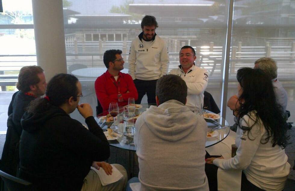 Foto zur News: Paella statt Pasta: Es hat wohl mit dem spanischen Einfluss zu tun, dass bei beim britischen McLaren-Team nun spanische Reispfannen serviert werden, wenn Journalisten zu Gast sind.