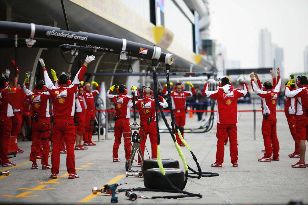 Foto zur News: Nicht nur die Fahrer müssen topfit sein, sondern das gesamte Team - denn ein müder Mechaniker beim Boxenstopp kann unter Umständen über Sieg oder Niederlage entscheiden. Also wärmt sich bei Ferrari das ganze Team gemeinsam auf.