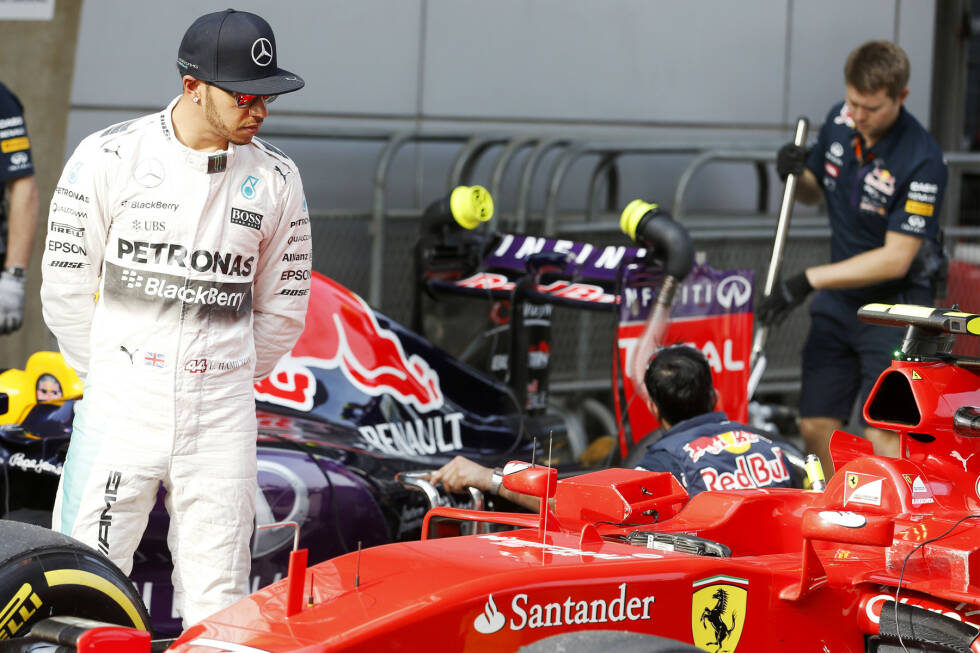Foto zur News: Auch wenn der Mercedes das beste Auto ist: Ein verstohlener Blick ins Cockpit der Konkurrenz kann nicht schaden. Denkt sich Lewis Hamilton und spioniert in Sebastian Vettels Arbeitsplatz rum.