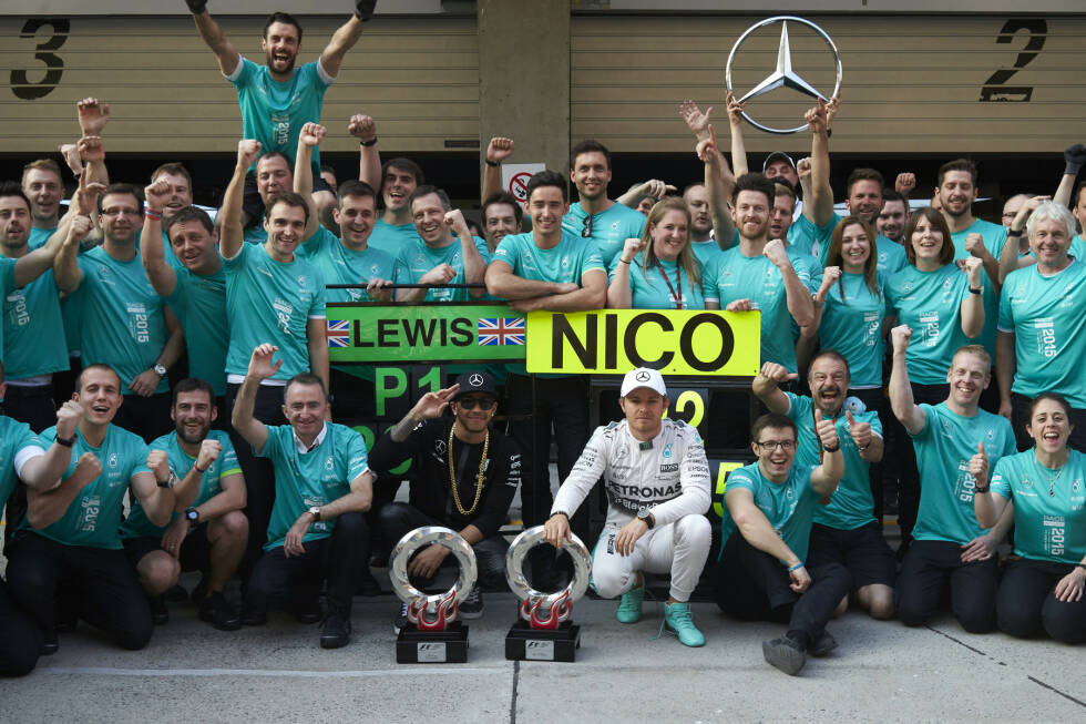 Foto zur News: Das ganze Mercedes-Team feiert über den zweiten Sieg im dritten Rennen - aber Nico Rosberg fällt es mit jedem verstrichenen Rennen schwerer, ein braves Teamplayer-Lächeln aufzusetzen.