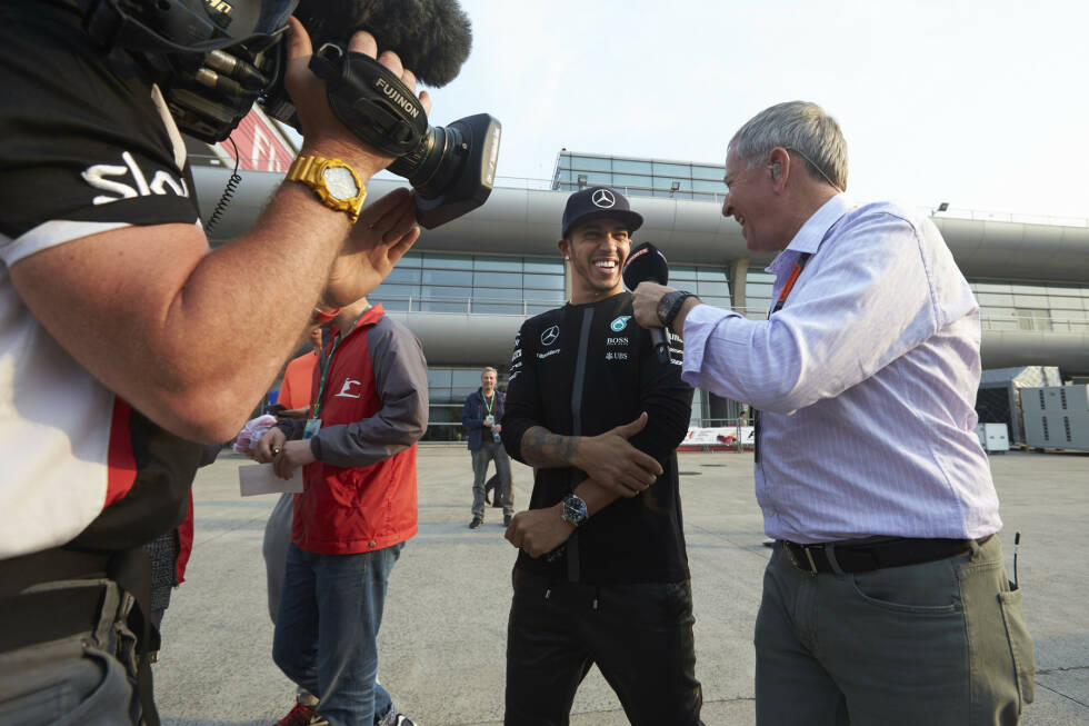 Foto zur News: Lewis Hamilton wiederum gibt Martin Brundle lang nach Rennende ein kontroverses Interview, in dem er sagt, er hätte &quot;auch mit zwei Fingern am Lenkrad&quot; locker gewonnen. Ein Nadelstich gegen Teamkollege Rosberg, der ihn in der FIA-PK vor hunderten Journalisten direkt angegriffen hat.