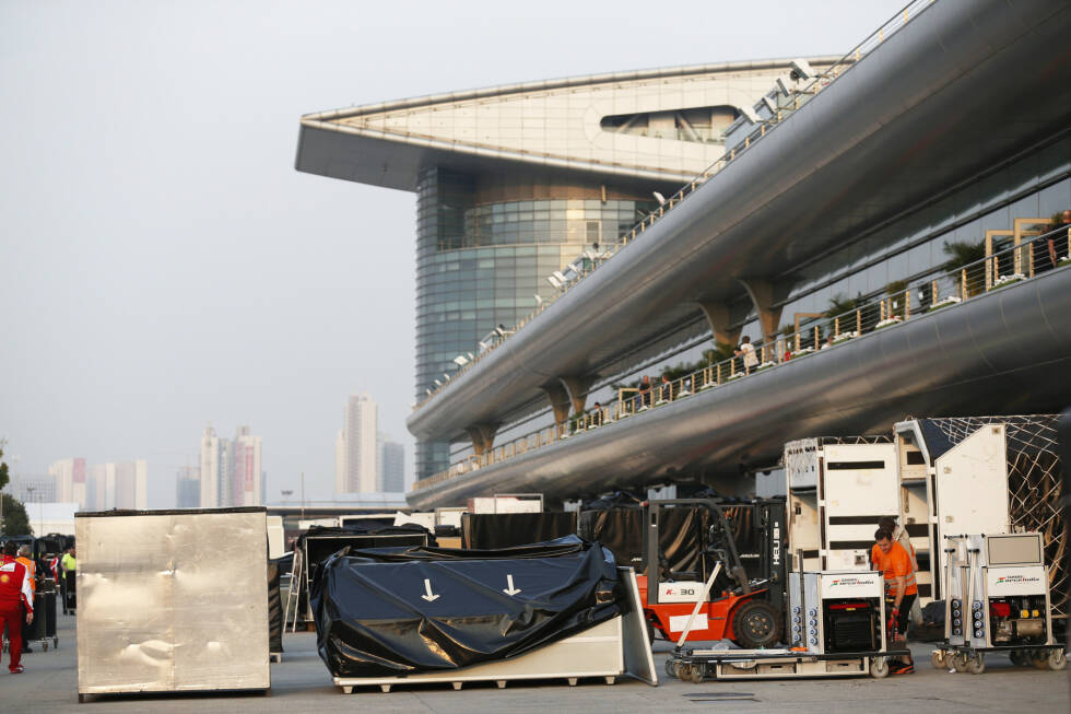 Foto zur News: Das große Packen: Schon am Donnerstag muss der Formel-1-Paddock in Bahrain aufgebaut sein, wo das vierte Saisonrennen stattfindet. &quot;Back to back&quot; mit China.