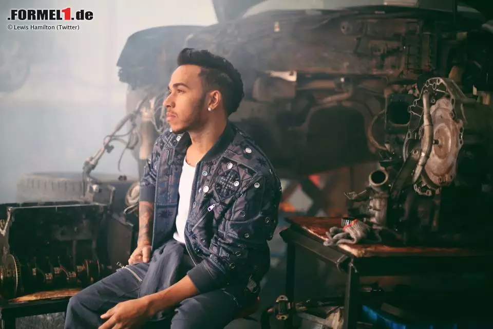 Lewis Hamilton präsentiert sich in Schanghai beim Fotoshooting mehr als Rockstar denn als Formel-1-Champion. Neuerdings hat er sogar eine eigene Stylistin engagiert, die ihm im Paddock alle paar Stunden die Frisur macht. Luxusprobleme eines Multimillionärs. Foto zur News: Lewis Hamilton präsentiert sich in Schanghai beim Fotoshooting mehr als Rockstar denn als Formel-1-Champion. Neuerdings hat er sogar eine eigene Stylistin engagiert, die ihm im Paddock alle paar Stunden die Frisur macht. Luxusprobleme eines Multimillionärs.