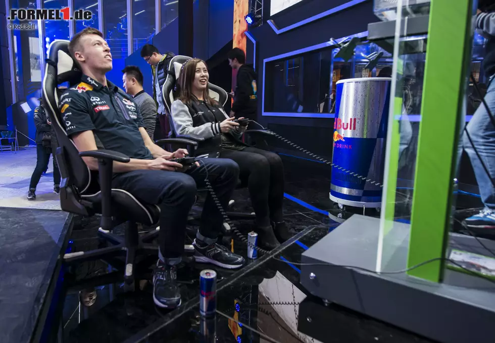 Daniil Kwjat war als Kind nie der große Computerspieler, aber bei einem PR-Event in Schanghai packt ihn der Ehrgeiz - und er fährt die chinesischen Herausforderer allesamt an die Wand. Letztendlich weiß der Rennfahrer dann doch, wie man ein Auto am schnellsten bewegt. Selbst in der virtuellen Welt. Foto zur News: Daniil Kwjat war als Kind nie der große Computerspieler, aber bei einem PR-Event in Schanghai packt ihn der Ehrgeiz - und er fährt die chinesischen Herausforderer allesamt an die Wand. Letztendlich weiß der Rennfahrer dann doch, wie man ein Auto am schnellsten bewegt. Selbst in der virtuellen Welt.