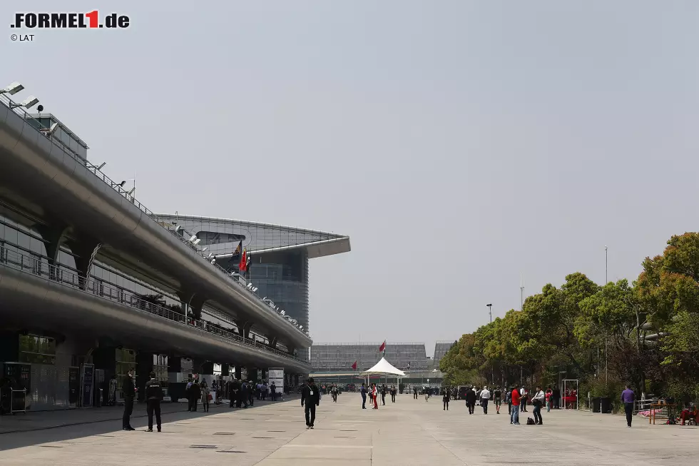 Schanghai ist die gigantischste Rennanlage der Welt, mit einem Paddock, der fast schon zu breit ist, als dass so etwas wie Atmosphäre aufkommen könnte. "Wenn du von einem Ende zum anderen läufst", sagt Safety-Car-Fahrer Bernd Mayländer, "brauchst du fast eine halbe Stunde." Foto zur News: Schanghai ist die gigantischste Rennanlage der Welt, mit einem Paddock, der fast schon zu breit ist, als dass so etwas wie Atmosphäre aufkommen könnte. "Wenn du von einem Ende zum anderen läufst", sagt Safety-Car-Fahrer Bernd Mayländer, "brauchst du fast eine halbe Stunde."
