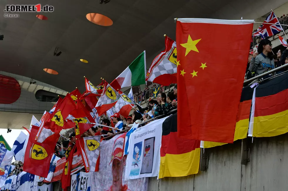 Elf Jahre nach der Formel-1-Premiere entsteht in China so etwas wie eine Fankultur. Kaum woanders werden so viele Fahnen geschwenkt wie in Schanghai. Und die meisten Fans hat - wie fast überall auf der Welt - Ferrari. Foto zur News: Elf Jahre nach der Formel-1-Premiere entsteht in China so etwas wie eine Fankultur. Kaum woanders werden so viele Fahnen geschwenkt wie in Schanghai. Und die meisten Fans hat - wie fast überall auf der Welt - Ferrari.