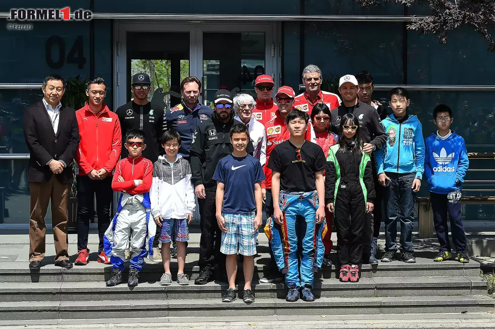 Was noch fehlt, ist ein chinesischer Grand-Prix-Pilot. Ob er hier schon dabei ist, bei den Stars von morgen? Für die chinesische Nachwuchs-Kart-Elite geht mit dem Meet & Greet mit Lewis Hamilton und Co. ein Traum in Erfüllung. Foto zur News: Was noch fehlt, ist ein chinesischer Grand-Prix-Pilot. Ob er hier schon dabei ist, bei den Stars von morgen? Für die chinesische Nachwuchs-Kart-Elite geht mit dem Meet & Greet mit Lewis Hamilton und Co. ein Traum in Erfüllung.