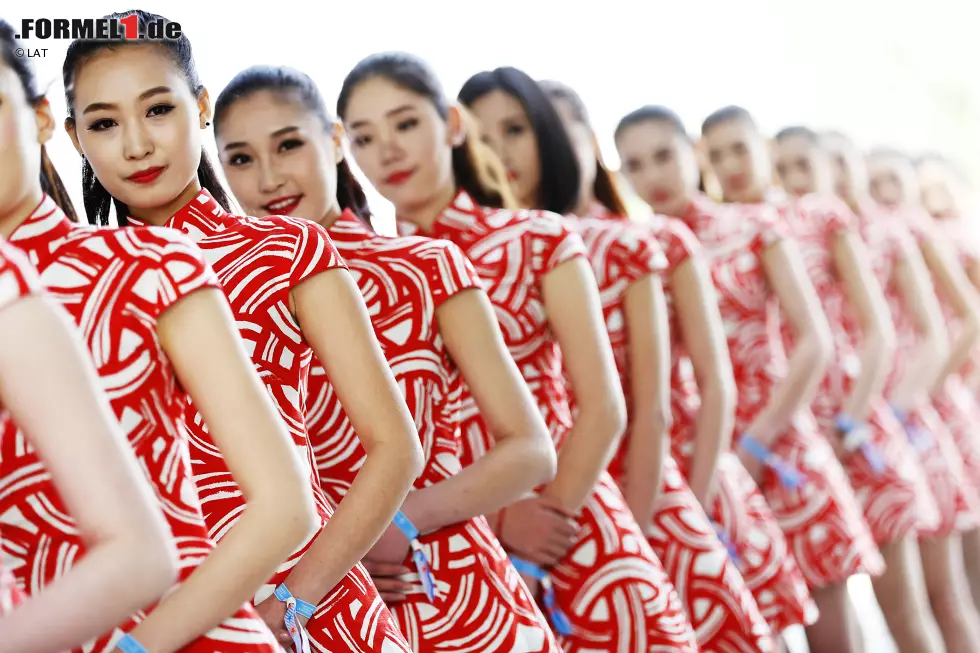 Foto zur News: Die Aufgabe der chinesischen Gridgirls ist eine einfache: immer brav lächeln.