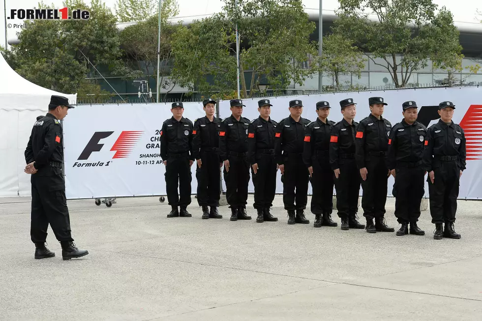 Wohingegen diese Security-Herren am Freitag ihren großen Auftritt haben, als ein verrückter Fan vor der Nase von Sergio Perez über die Strecke läuft. Der Irre wollte offenbar Vettels Ferrari ausprobieren - und landet stattdessen in den Händen der Polizei. Foto zur News: Wohingegen diese Security-Herren am Freitag ihren großen Auftritt haben, als ein verrückter Fan vor der Nase von Sergio Perez über die Strecke läuft. Der Irre wollte offenbar Vettels Ferrari ausprobieren - und landet stattdessen in den Händen der Polizei.