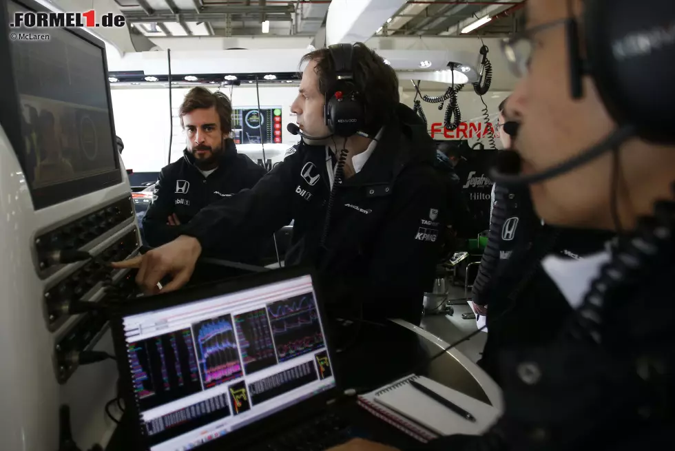 Nach technischem Defekt im Freien Training hat Fernando Alonso wieder mal Zeit, sich eine Session mit den Ingenieuren anzuschauen. Trotzdem beteuert er: "Ich werde meine Karriere bei McLaren beenden." Nur: Das hat er vor Jahren auch über Ferrari gesagt... Foto zur News: Nach technischem Defekt im Freien Training hat Fernando Alonso wieder mal Zeit, sich eine Session mit den Ingenieuren anzuschauen. Trotzdem beteuert er: "Ich werde meine Karriere bei McLaren beenden." Nur: Das hat er vor Jahren auch über Ferrari gesagt...