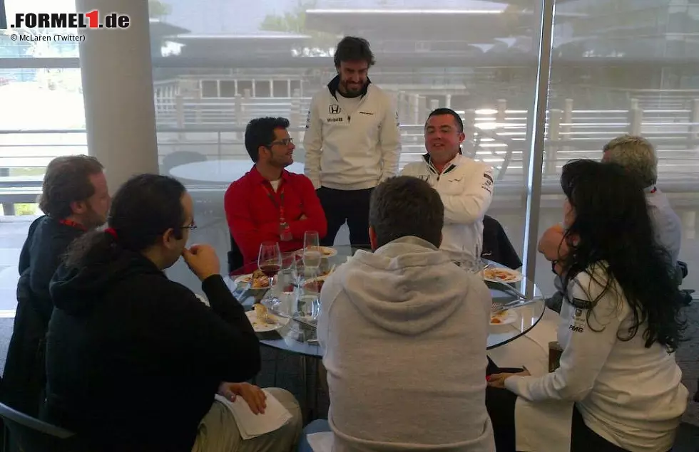 Paella statt Pasta: Es hat wohl mit dem spanischen Einfluss zu tun, dass bei beim britischen McLaren-Team nun spanische Reispfannen serviert werden, wenn Journalisten zu Gast sind. Foto zur News: Paella statt Pasta: Es hat wohl mit dem spanischen Einfluss zu tun, dass bei beim britischen McLaren-Team nun spanische Reispfannen serviert werden, wenn Journalisten zu Gast sind.