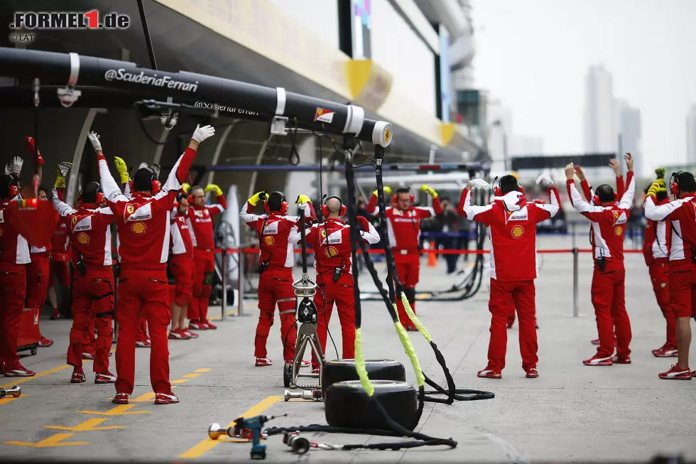 Nicht nur die Fahrer müssen topfit sein, sondern das gesamte Team - denn ein müder Mechaniker beim Boxenstopp kann unter Umständen über Sieg oder Niederlage entscheiden. Also wärmt sich bei Ferrari das ganze Team gemeinsam auf. Foto zur News: Nicht nur die Fahrer müssen topfit sein, sondern das gesamte Team - denn ein müder Mechaniker beim Boxenstopp kann unter Umständen über Sieg oder Niederlage entscheiden. Also wärmt sich bei Ferrari das ganze Team gemeinsam auf.