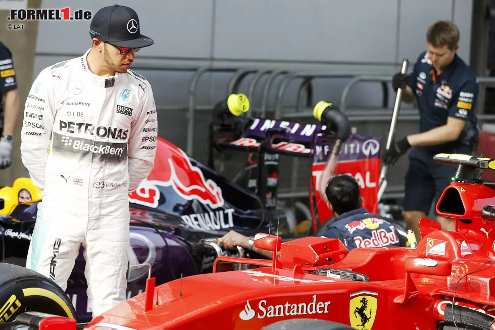 Auch wenn der Mercedes das beste Auto ist: Ein verstohlener Blick ins Cockpit der Konkurrenz kann nicht schaden. Denkt sich Lewis Hamilton und spioniert in Sebastian Vettels Arbeitsplatz rum. Foto zur News: Auch wenn der Mercedes das beste Auto ist: Ein verstohlener Blick ins Cockpit der Konkurrenz kann nicht schaden. Denkt sich Lewis Hamilton und spioniert in Sebastian Vettels Arbeitsplatz rum.