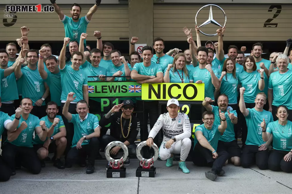 Das ganze Mercedes-Team feiert über den zweiten Sieg im dritten Rennen - aber Nico Rosberg fällt es mit jedem verstrichenen Rennen schwerer, ein braves Teamplayer-Lächeln aufzusetzen. Foto zur News: Das ganze Mercedes-Team feiert über den zweiten Sieg im dritten Rennen - aber Nico Rosberg fällt es mit jedem verstrichenen Rennen schwerer, ein braves Teamplayer-Lächeln aufzusetzen.