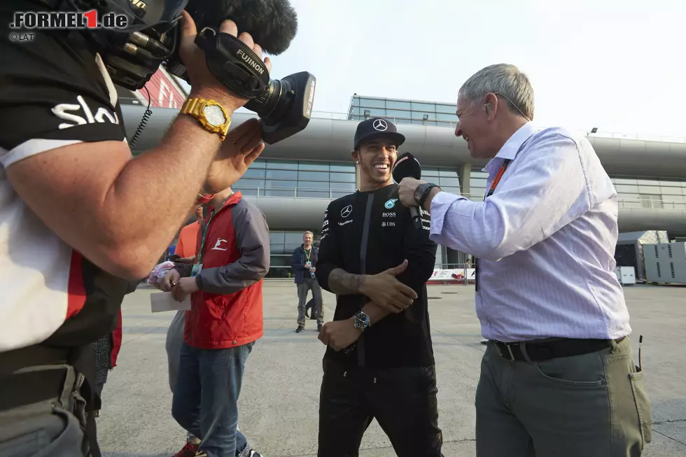 Lewis Hamilton wiederum gibt Martin Brundle lang nach Rennende ein kontroverses Interview, in dem er sagt, er hätte "auch mit zwei Fingern am Lenkrad" locker gewonnen. Ein Nadelstich gegen Teamkollege Rosberg, der ihn in der FIA-PK vor hunderten Journalisten direkt angegriffen hat. Foto zur News: Lewis Hamilton wiederum gibt Martin Brundle lang nach Rennende ein kontroverses Interview, in dem er sagt, er hätte "auch mit zwei Fingern am Lenkrad" locker gewonnen. Ein Nadelstich gegen Teamkollege Rosberg, der ihn in der FIA-PK vor hunderten Journalisten direkt angegriffen hat.