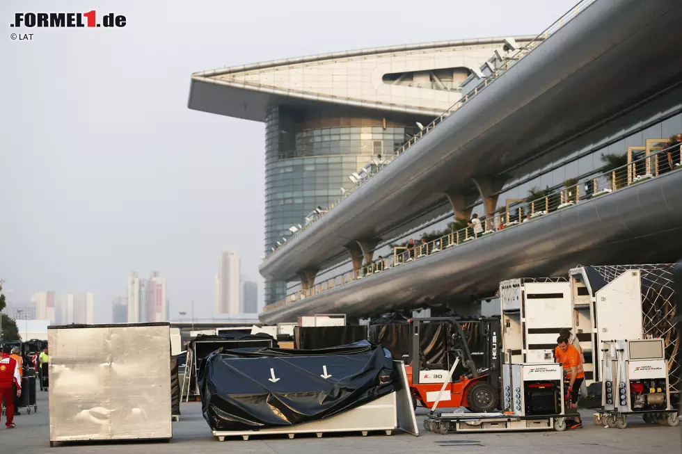 Das große Packen: Schon am Donnerstag muss der Formel-1-Paddock in Bahrain aufgebaut sein, wo das vierte Saisonrennen stattfindet. "Back to back" mit China. Foto zur News: Das große Packen: Schon am Donnerstag muss der Formel-1-Paddock in Bahrain aufgebaut sein, wo das vierte Saisonrennen stattfindet. "Back to back" mit China.