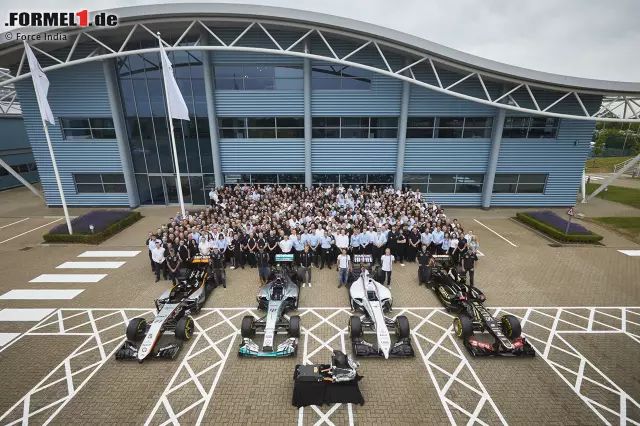 Foto zur News: "Warm-up" vor dem eigentlichen Rennwochenende in Silverstone: Fahrer und Autos aller Mercedes-Teams werden von knapp 500 Mitarbeitern am Mercedes-Standort in Brixworth gefeiert. Dort entstehen die Wundermotoren, die in der Formel 1 momentan alles gewinnen. Und auch Nico Hülkenberg feiert einen Sieg: erst Le Mans, jetzt beim Seilziehen gegen die anderen Mercedes-Fahrer. Nur bei den Grands Prix klappt es mit dem Gewinnen noch nicht.