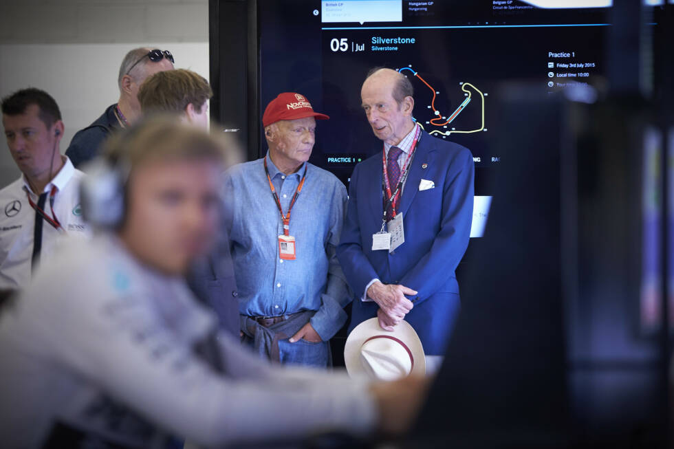 Foto zur News: Prinz Edward, Herzog von Kent und Cousin von Queen Elizabeth, gehört zumindest in Silverstone zu den Stamm-VIPs. Hier lässt er sich von Niki Lauda erklären, was die Silberpfeile so schnell macht.